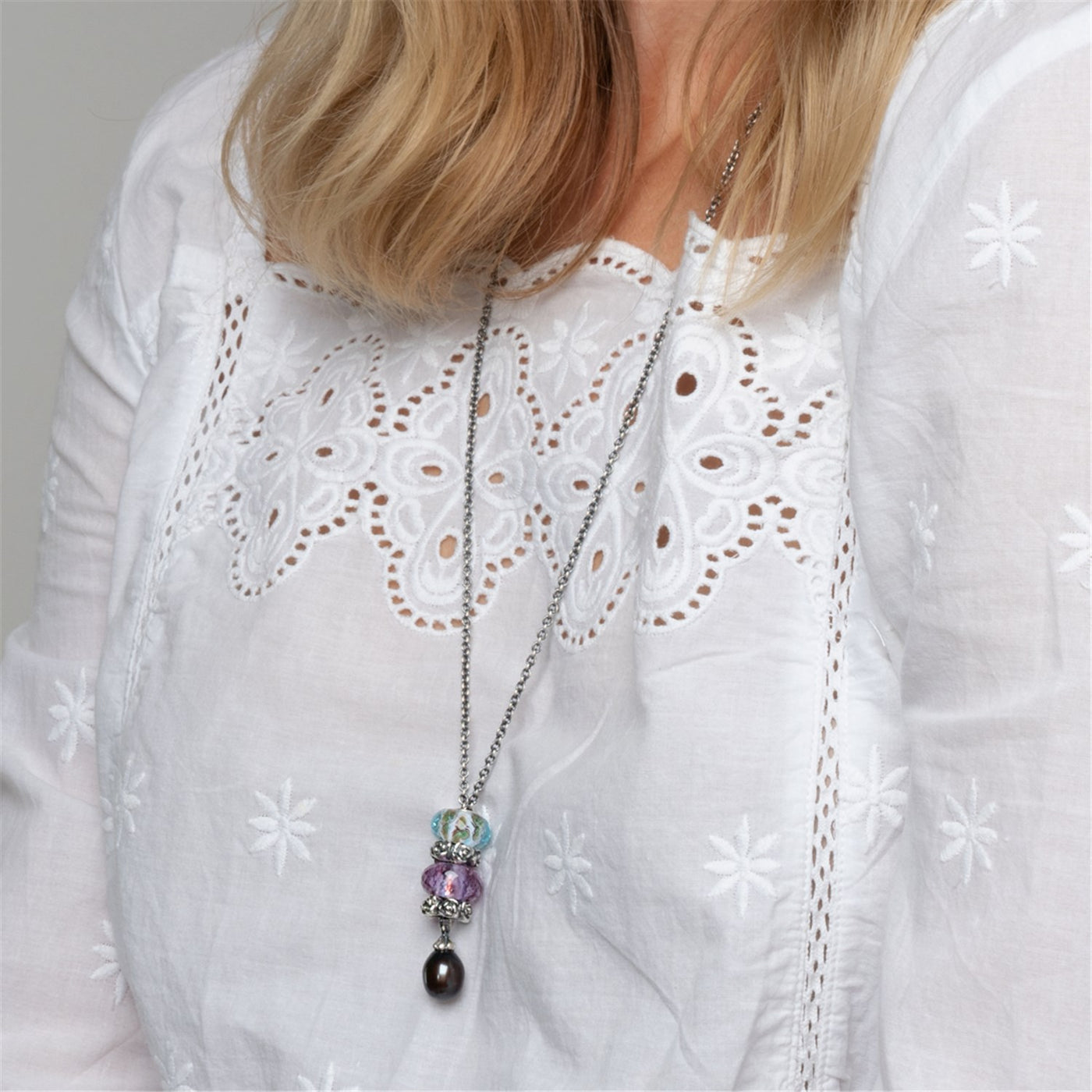 Collier Fantasy avec perle plumes de paon  