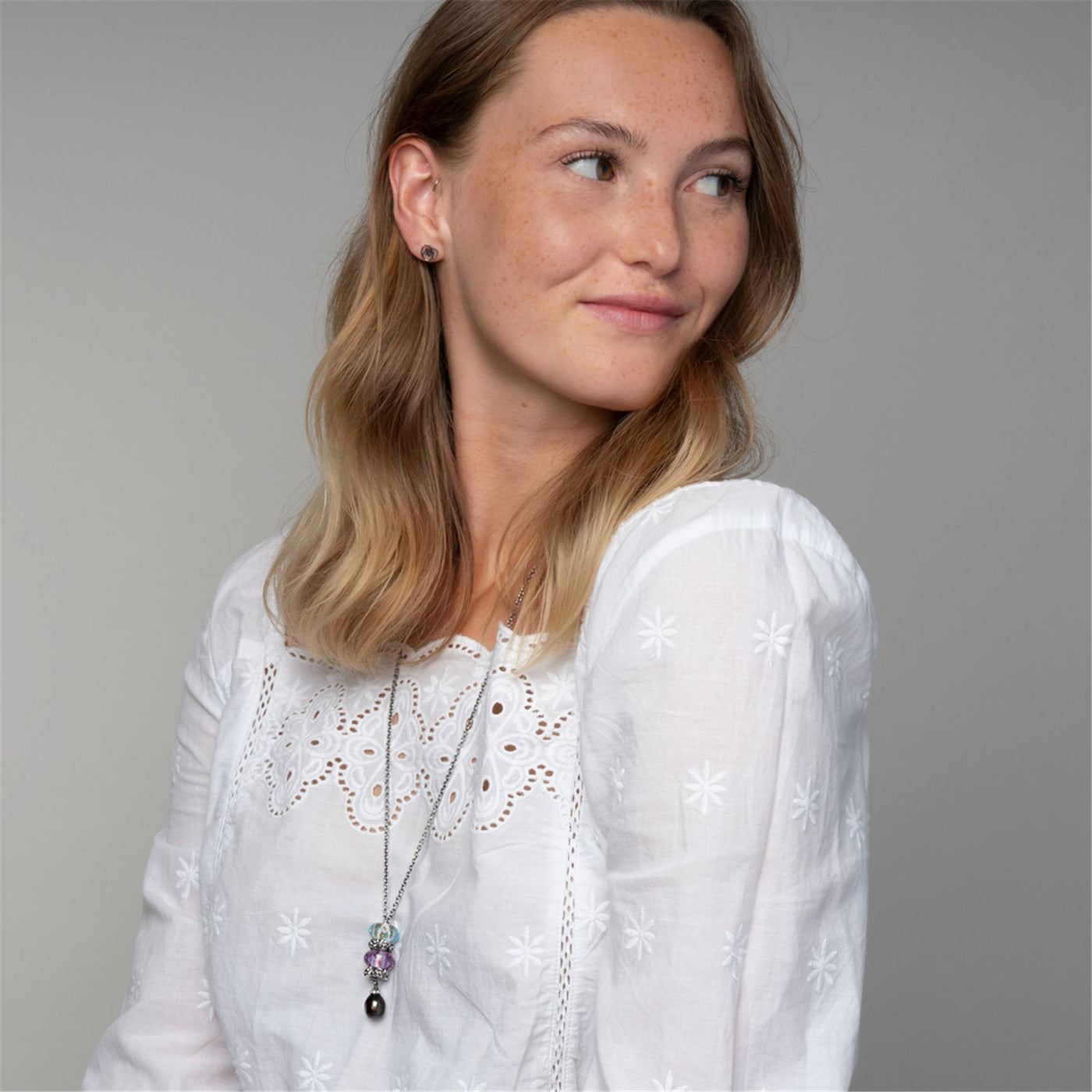Collier Fantasy avec perle plumes de paon  