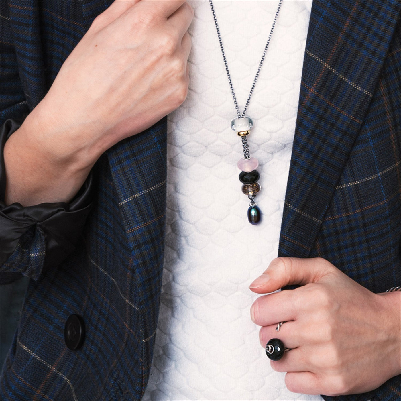 Collier Fantasy avec perle plumes de paon  